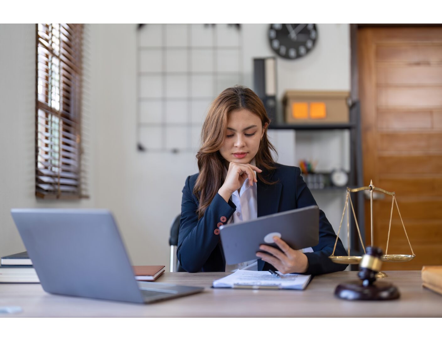 A women lawyer looking at her tablet interfacing with AI. 